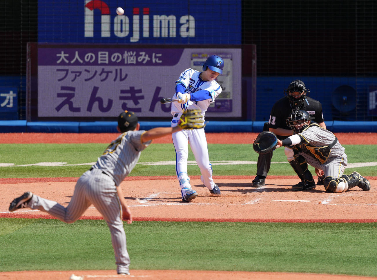 DeNA対阪神　2回裏DeNA2死二塁、中川颯は大飛球を放つが惜しくもファールとなる。投手伊藤将（撮影・横山健太）