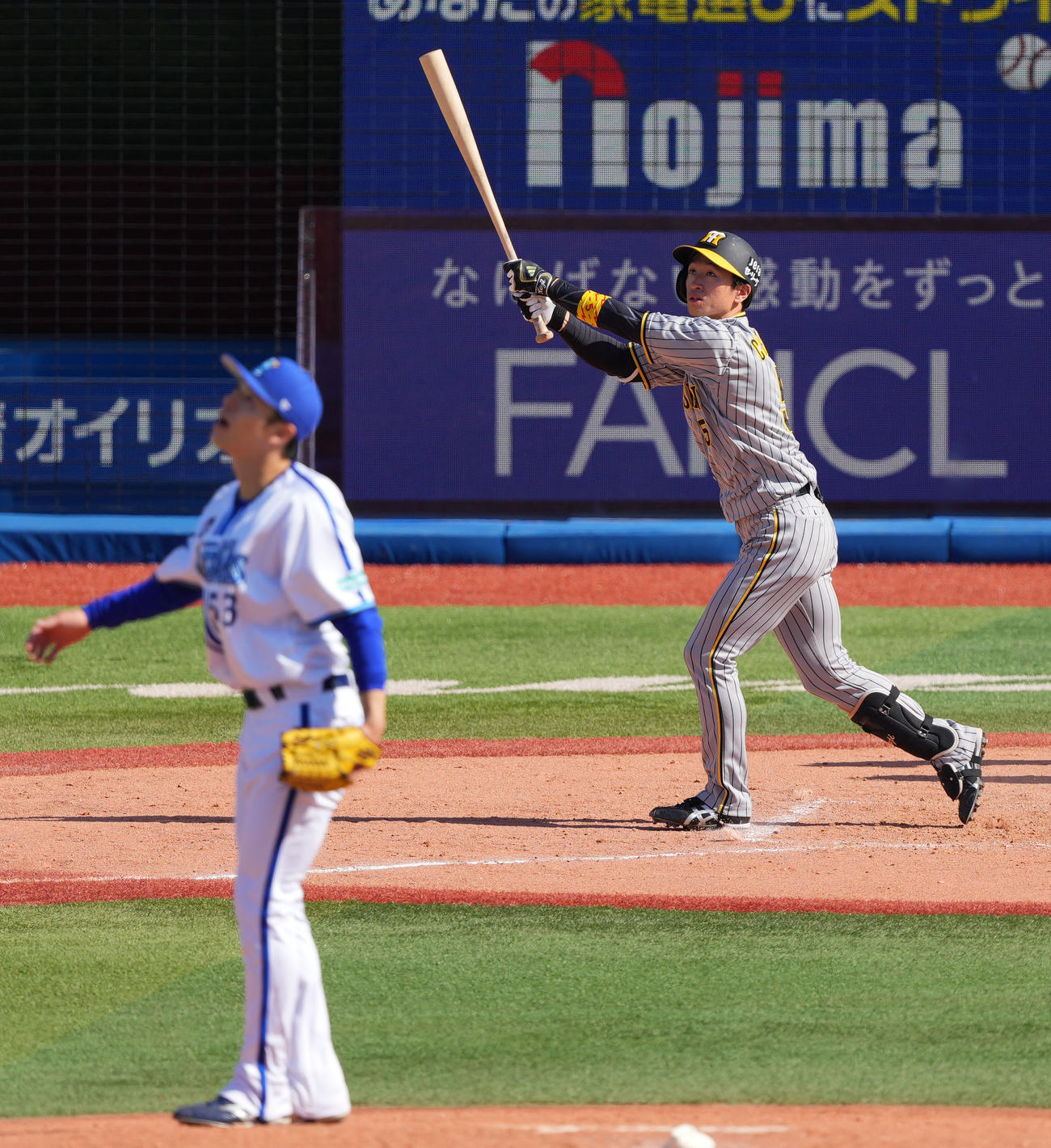 DeNA対阪神　3回表阪神2死満塁、右越え満塁本塁打を放つ近本。投手中川颯（撮影・横山健太）