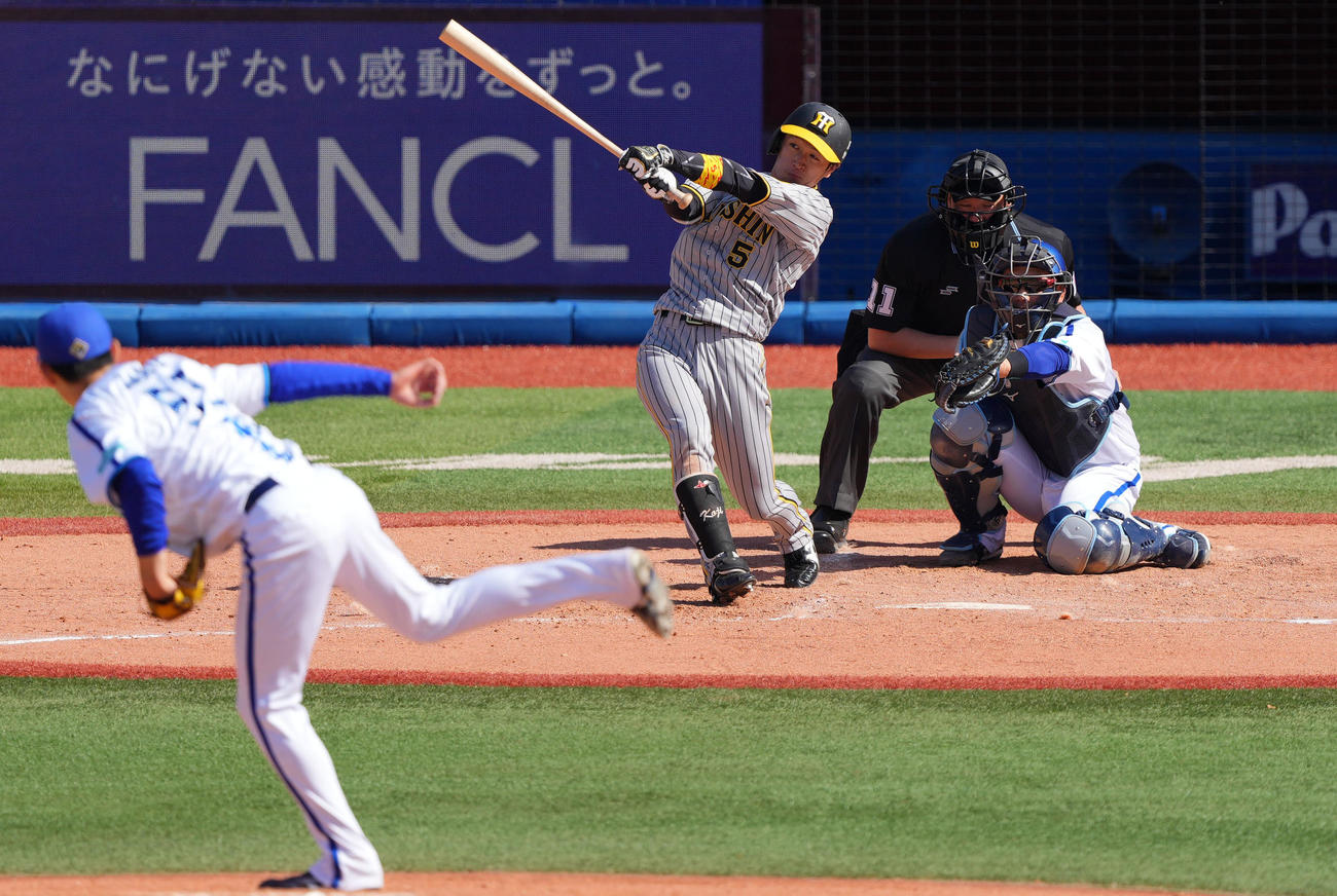 DeNA対阪神　3回表阪神2死満塁、右越え満塁本塁打を放つ近本。投手中川颯（撮影・横山健太）