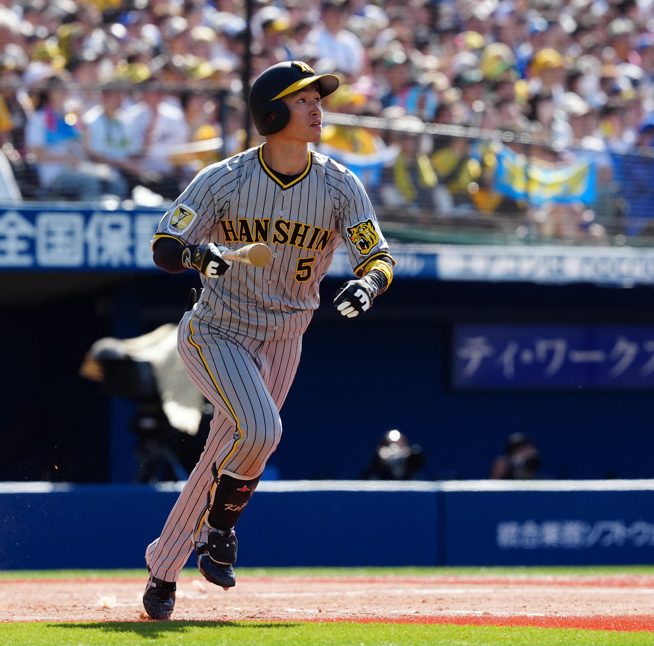 DeNA対阪神　3回表阪2死満塁、右越えに満塁本塁打を放ち打球の行方を見る近本（撮影・たえ見朱実）