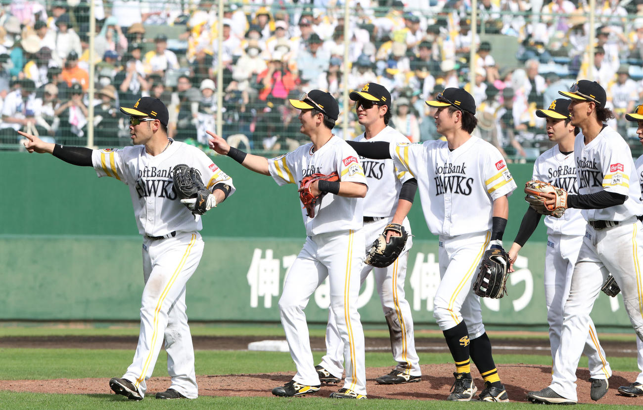 ソフトバンク対オリックス　5連勝のソフトバンク、近藤（左）を先頭にベンチに引きあげる（撮影・梅根麻紀）