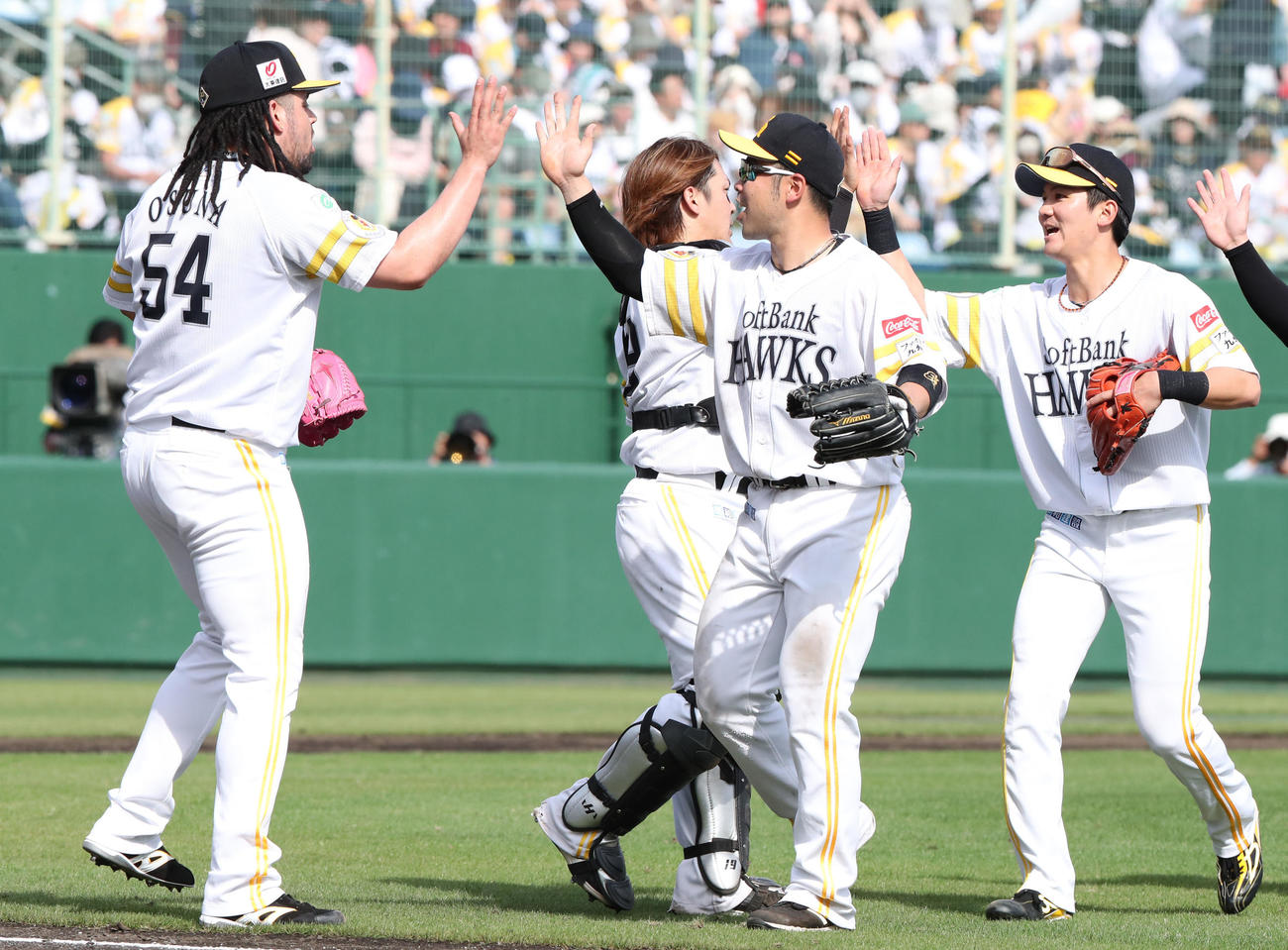 ソフトバンク対オリックス　5連勝のソフトバンク、近藤はオスナ（左）とハイタッチをかわす（撮影・梅根麻紀）