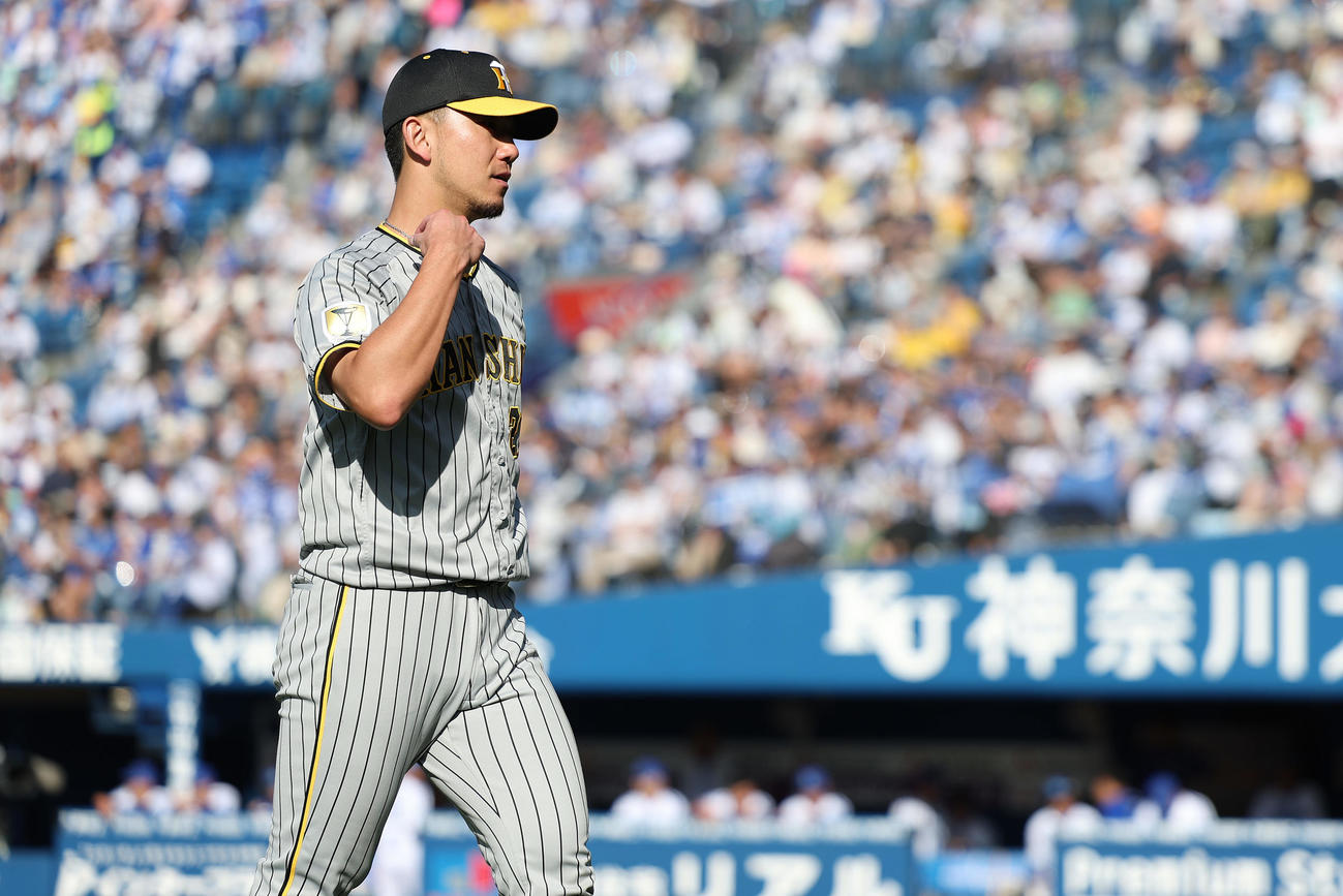 DeNA対阪神　5回裏DeNA2死二塁、降板する伊藤将（撮影・前田充）