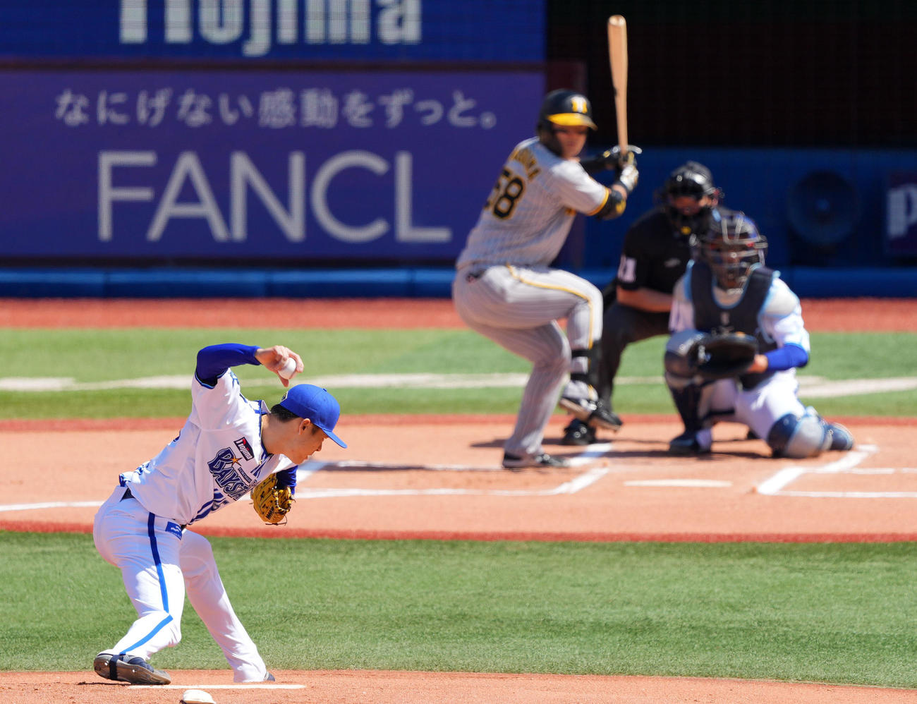 DeNA対阪神　1回表阪神2死、力投する中川颯。打者前川（撮影・横山健太）