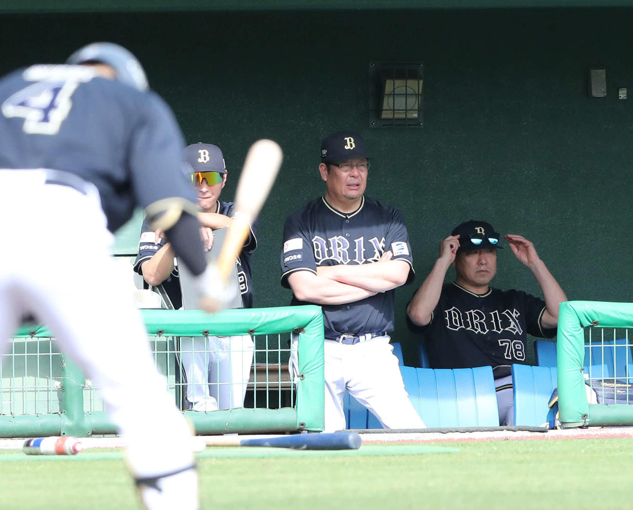 ソフトバンク対オリックス　ベンチから試合を見るオリックス中嶋監督（撮影・梅根麻紀）