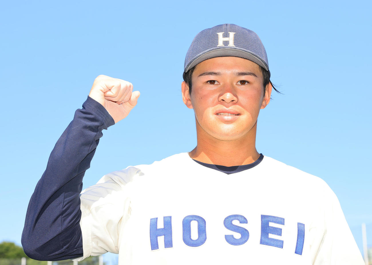 法大対東大　東大に勝利し笑顔で写真に納まる法大・武川（撮影・垰建太）