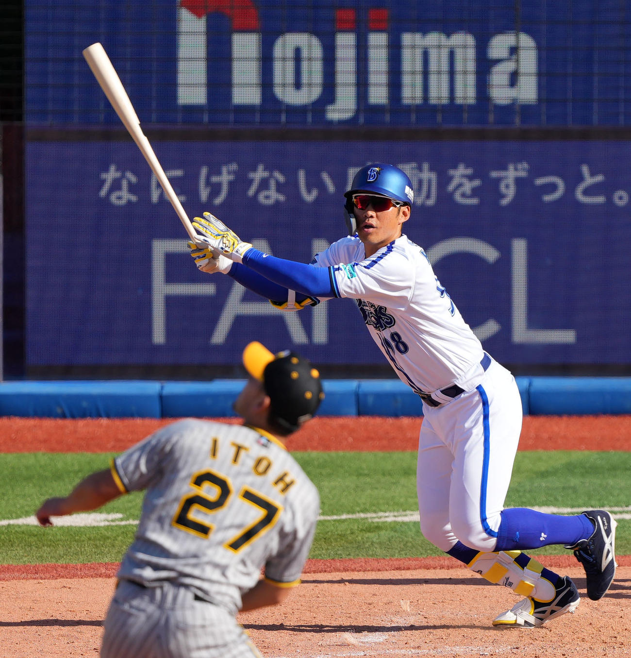 DeNA対阪神　5回裏DeNA2死満塁、右越え2点適時二塁打を放つ京田。投手伊藤将（撮影・横山健太）