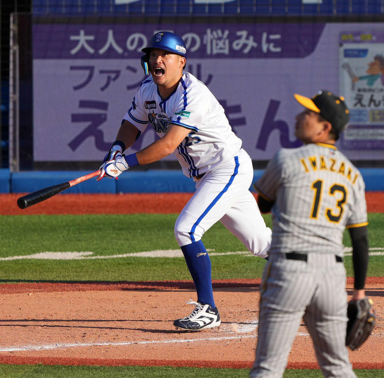DeNA対阪神　8回裏DeNA2死、右越え本塁打を放ちほえる筒香。投手岩崎（撮影・横山健太）