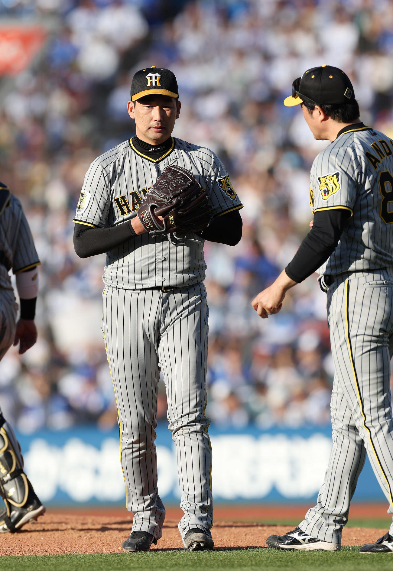 DeNA対阪神　8回裏DeNA2死、筒香に勝ち越し本塁打を浴びたところで降板となった岩崎。右は安藤投手コーチ（撮影・前田充）