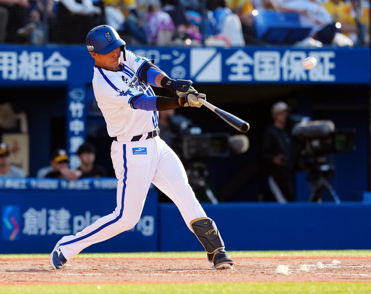 DeNA対阪神　8回裏DeNA1死一塁、中越えに同点の2点本塁打を放つ蝦名（撮影・たえ見朱実）