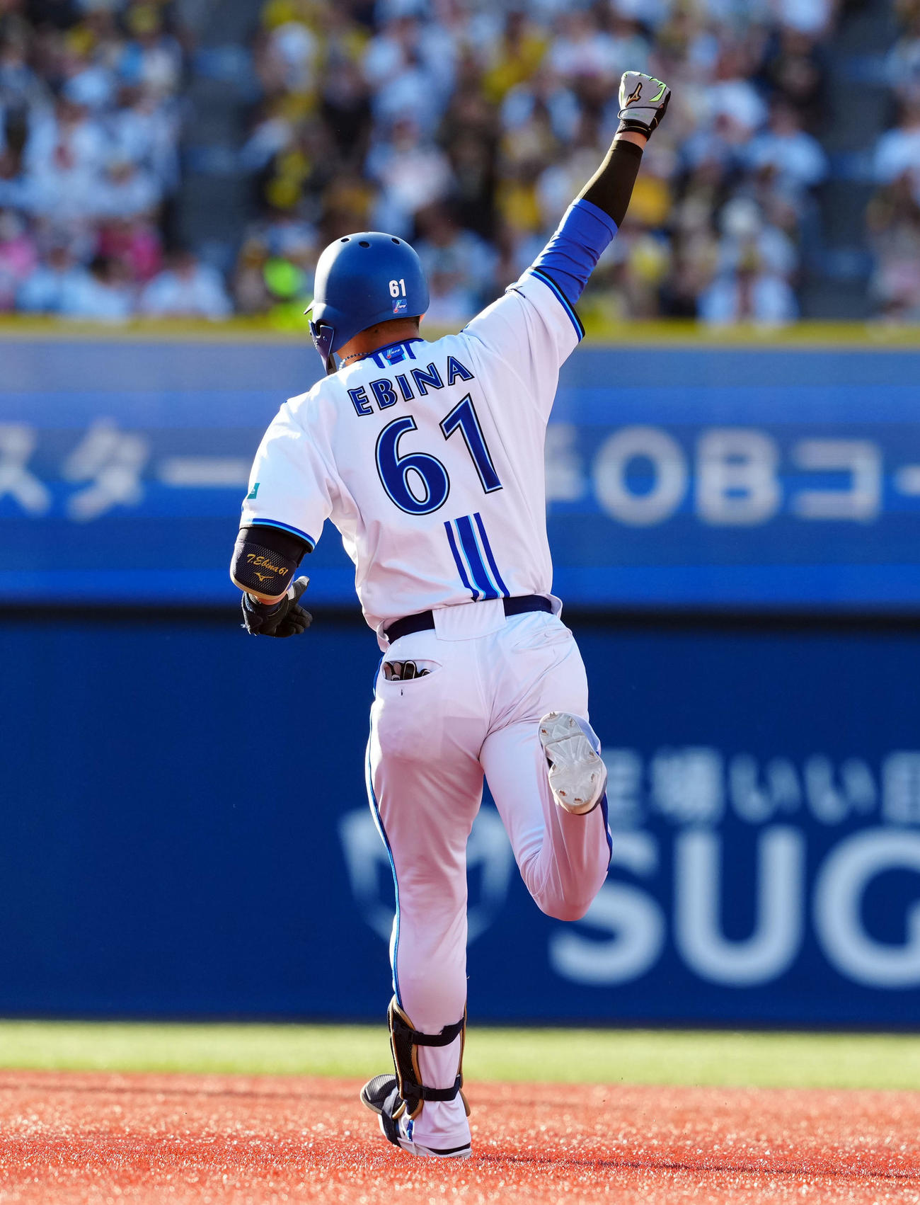 DeNA対阪神　8回裏DeNA1死一塁、中越えに同点の2点本塁打を放った蝦名（撮影・たえ見朱実）
