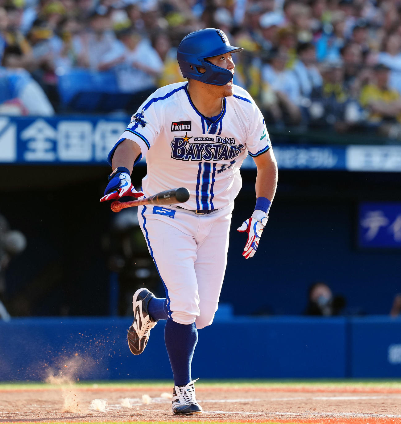 DeNA対阪神　8回裏DeNA2死、右越えに勝ち越しのソロ本塁打を放つ筒香（撮影・たえ見朱実）