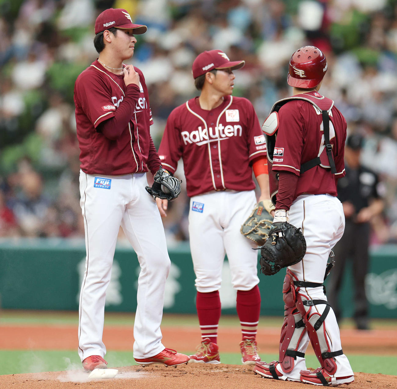 西武対楽天　1回裏西武無死一、二塁、悪送球で先制を許した内（左）（撮影・宮地輝）