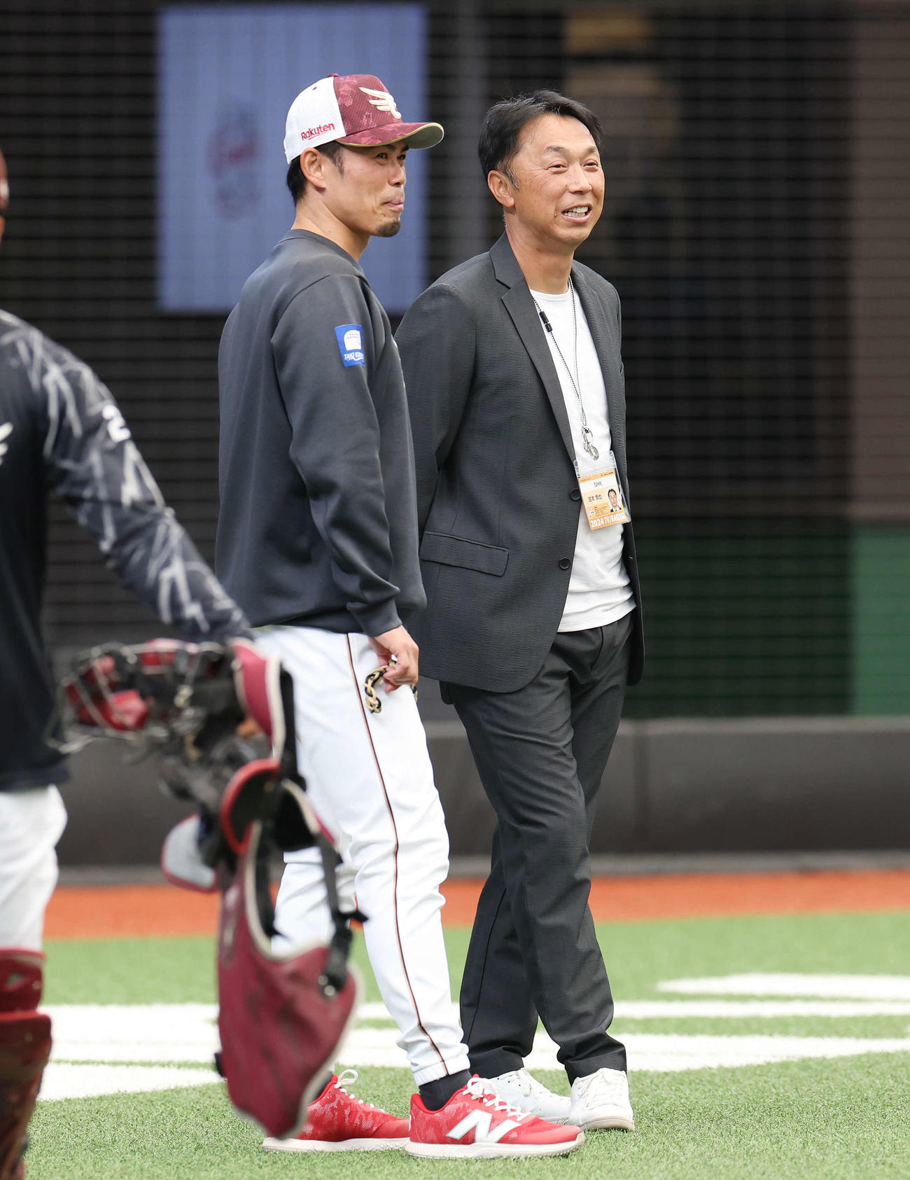 西武対楽天　試合前、笑顔を見せる楽天今江監督（左）と宮本氏（撮影・宮地輝）