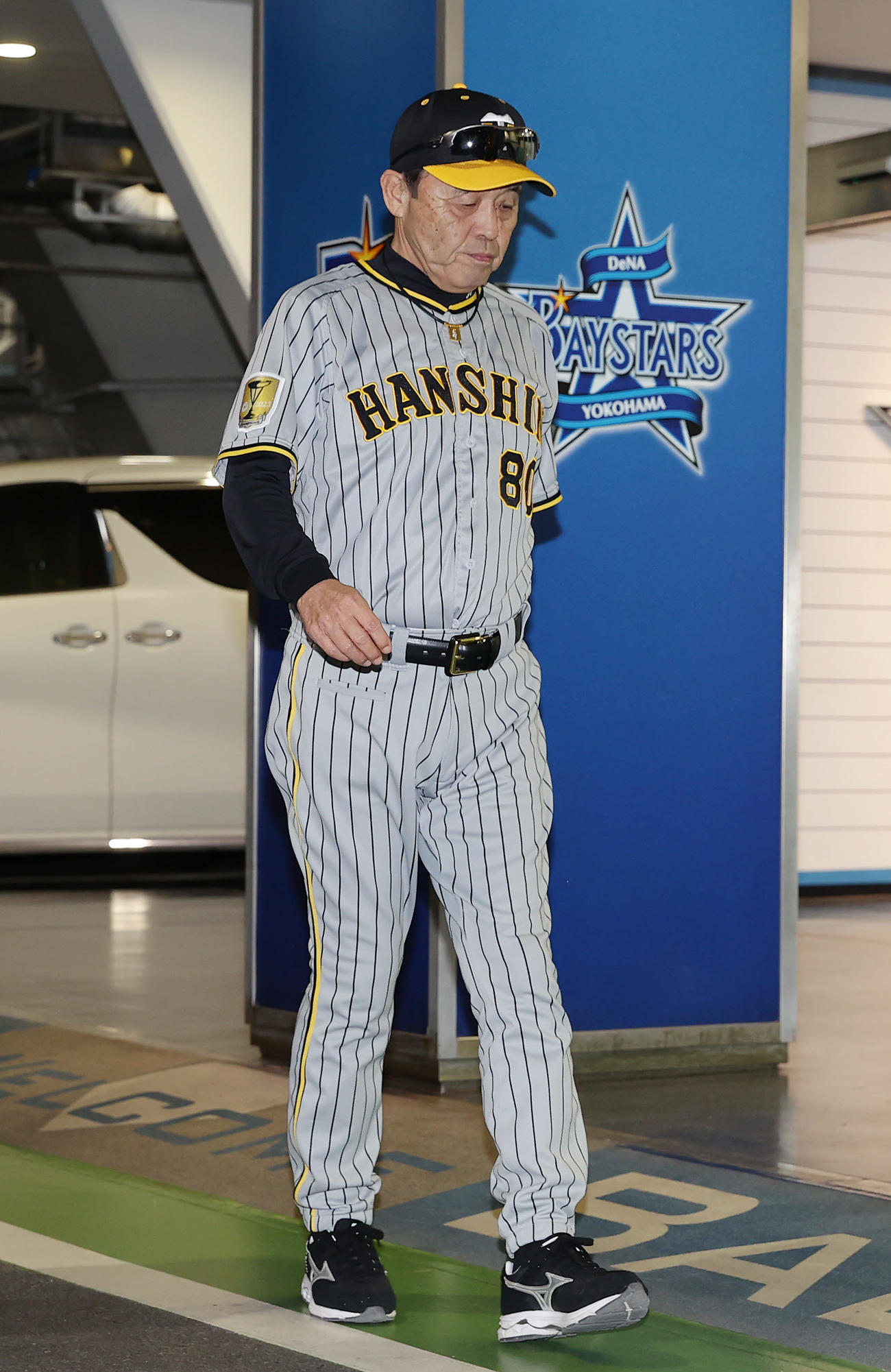 DeNA対阪神　DeNAに逆転負けを喫し、うつむきながら引き揚げる阪神岡田監督（撮影・前田充）