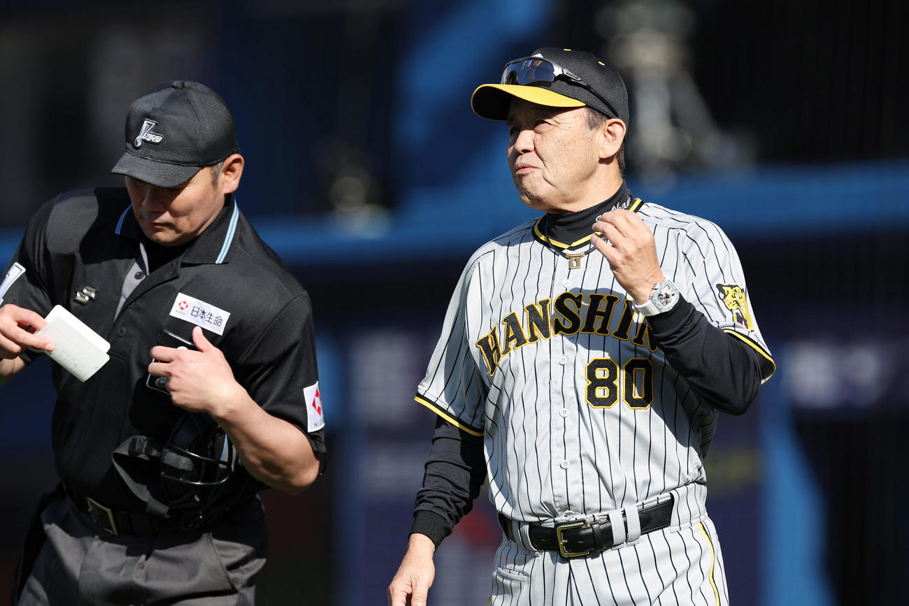 DeNA対阪神　5回裏DeNA2死二塁、投手交代を告げる岡田監督（撮影・前田充）