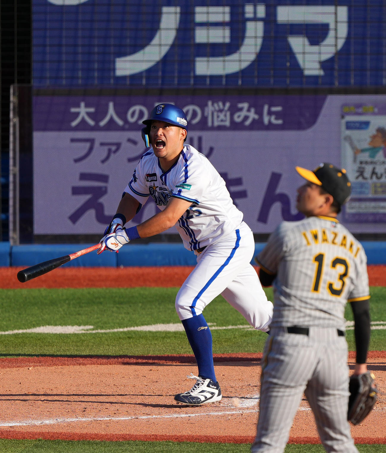 DeNA対阪神　8回裏DeNA2死、右越え本塁打を放ちほえる筒香。投手岩崎（撮影・横山健太）