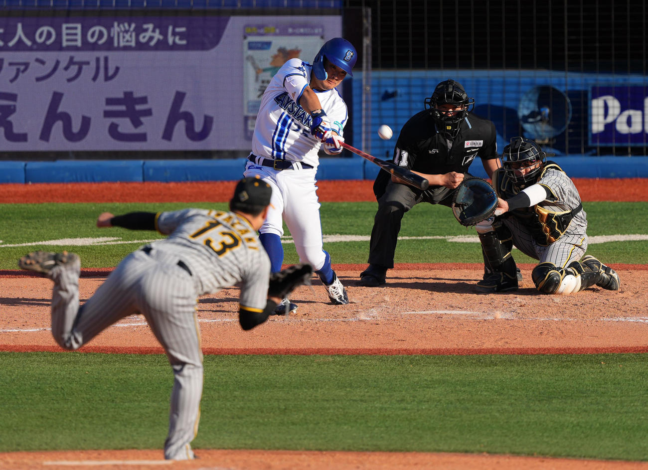 DeNA対阪神　8回裏DeNA2死、右越え本塁打を放つ筒香。投手岩崎（撮影・横山健太）