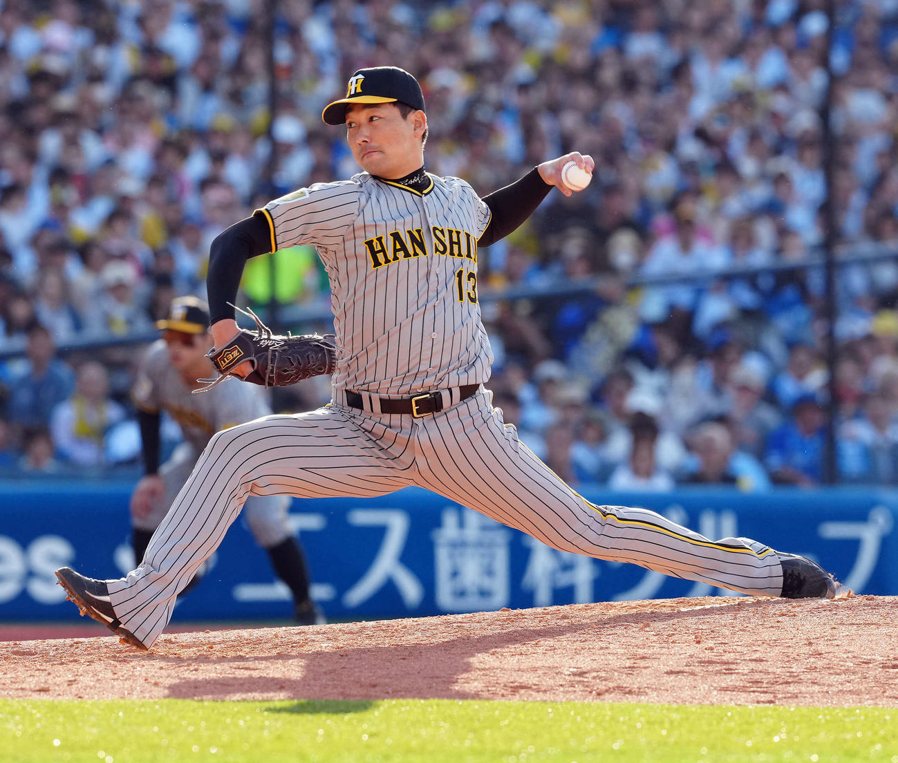 DeNA対阪神　8回からマウンドに上がった阪神岩崎（撮影・たえ見朱実）
