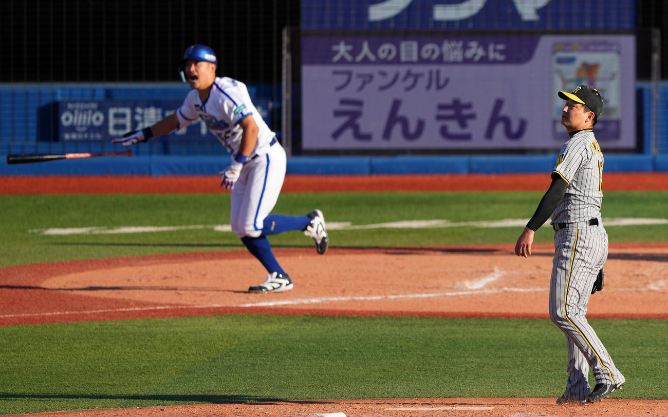 DeNA対阪神　8回裏DeNA2死、筒香に右越え本塁打を浴びる岩崎（撮影・横山健太）