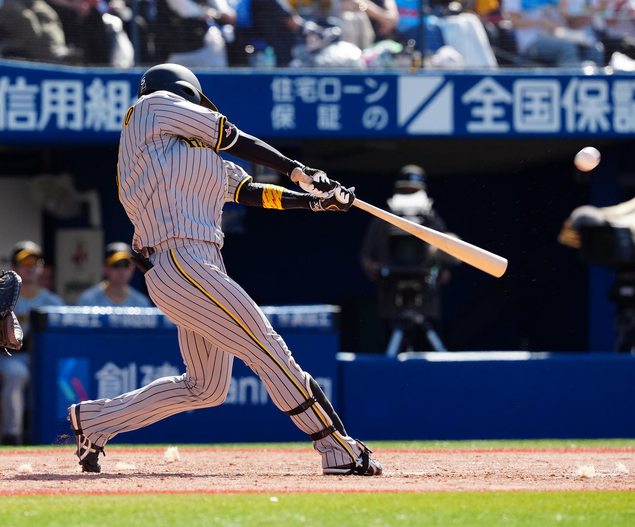 DeNA対阪神　3回表阪2死満塁、右越えに満塁本塁打を放つ近本（撮影・たえ見朱実）