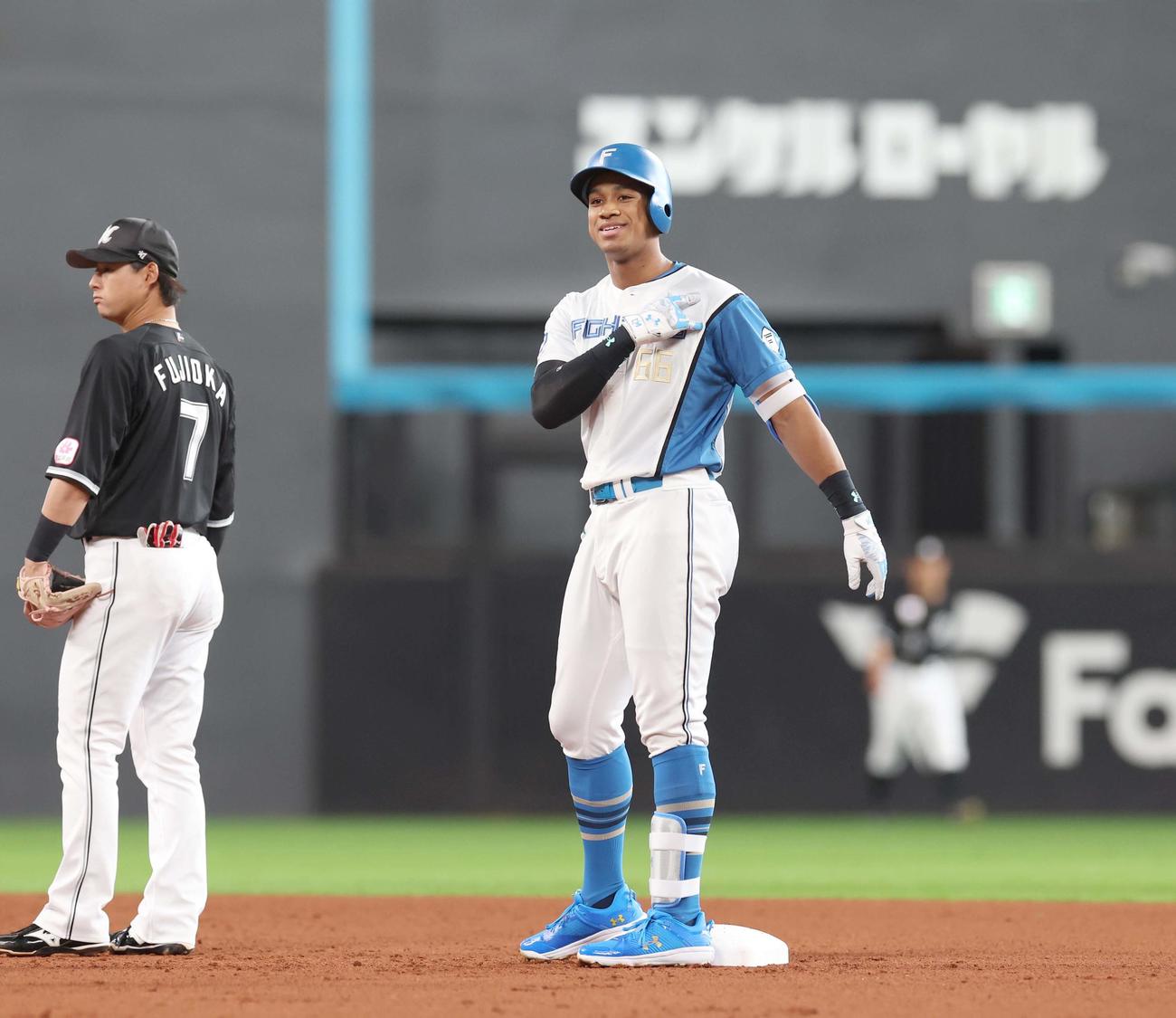 日本ハム対ロッテ　3回裏日本ハム2死二塁、左翼線に適時二塁打を放ち笑顔でポーズをとる万波（撮影・黒川智章）