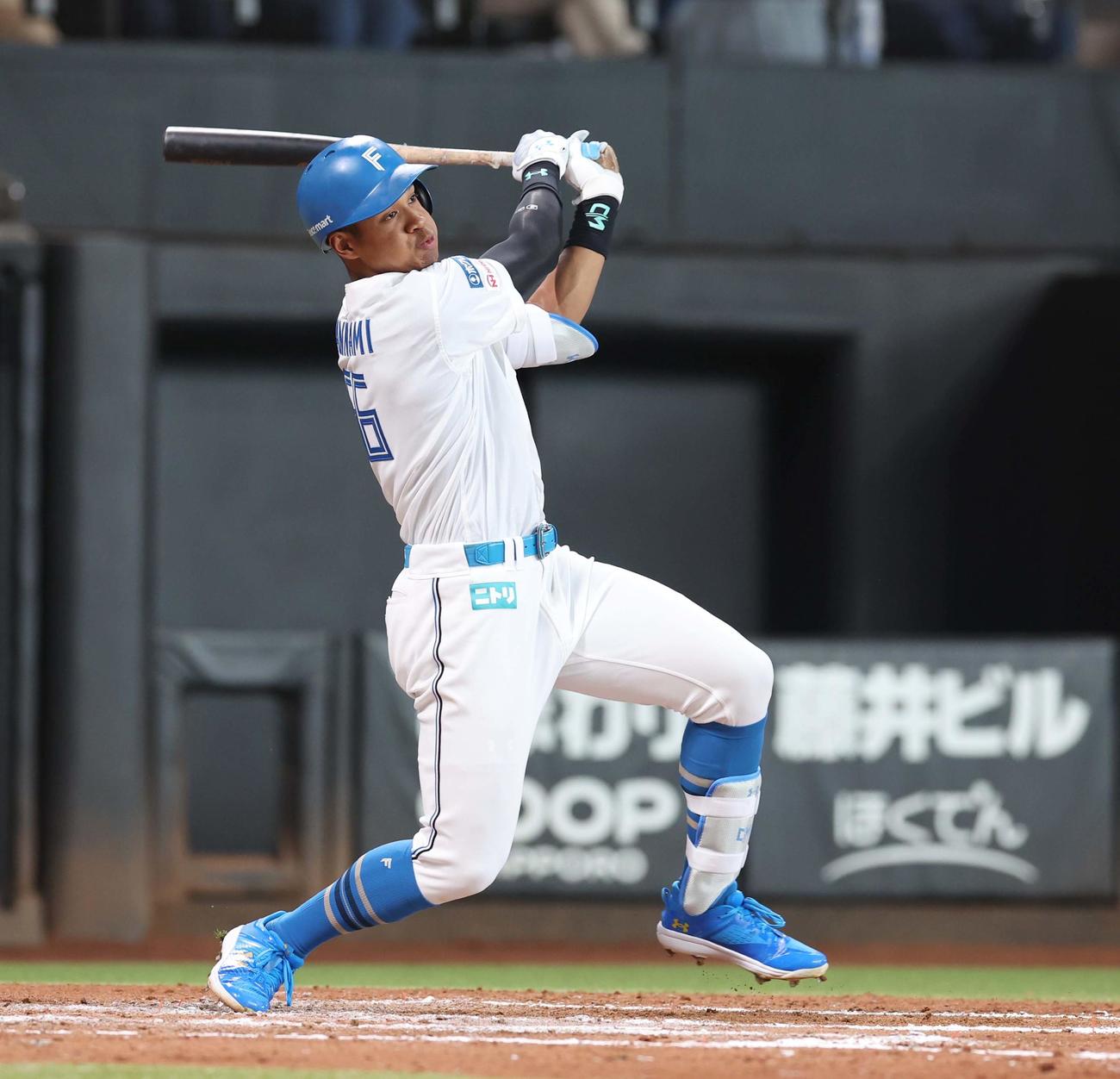 日本ハム対ロッテ　7回裏日本ハム2死二塁、右前適時打を放つ万波（撮影・黒川智章）