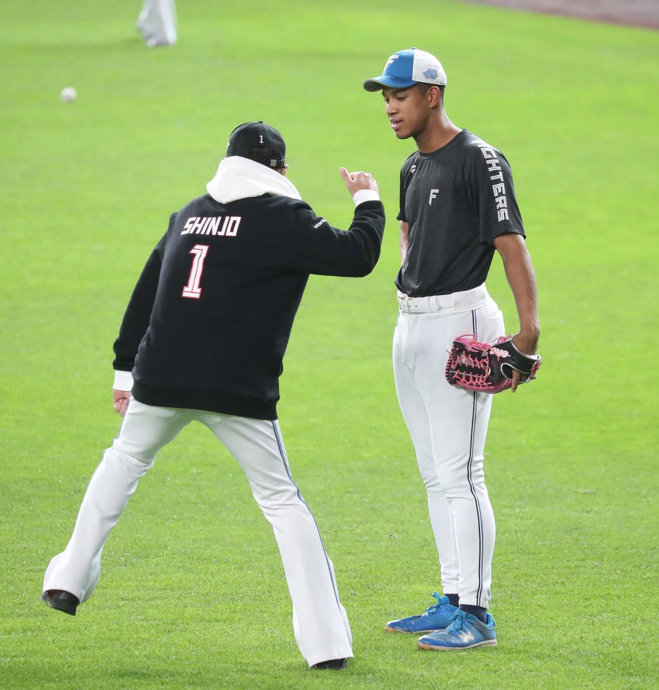 日本ハム対ロッテ　万波に指導する新庄監督（撮影・黒川智章）