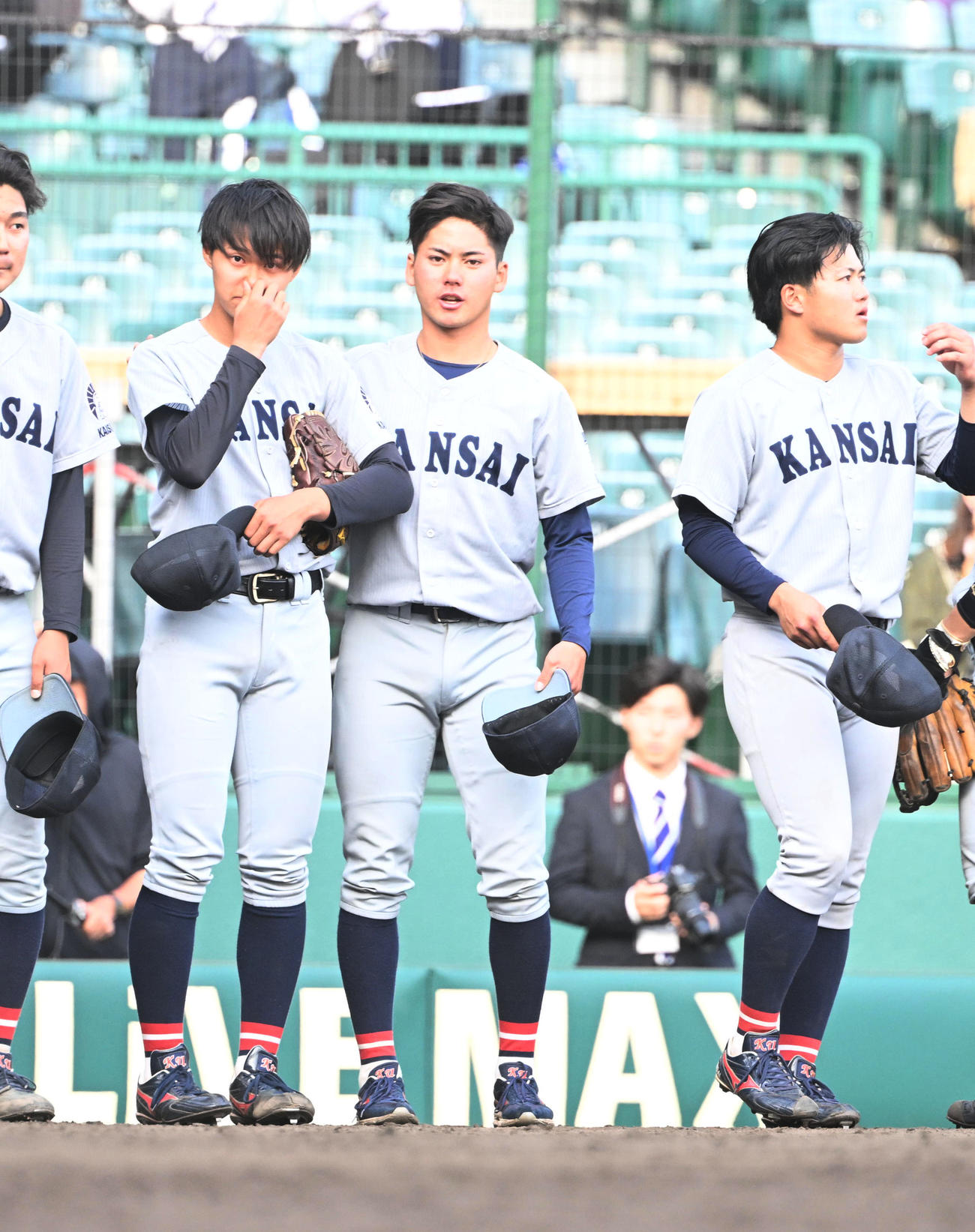関学大対関大　関大にサヨナラ負けを喫し整列する関大・金丸（撮影・和賀正仁）