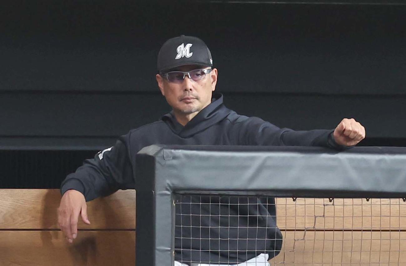 日本ハム対ロッテ　試合を見つめる吉井監督（撮影・黒川智章）