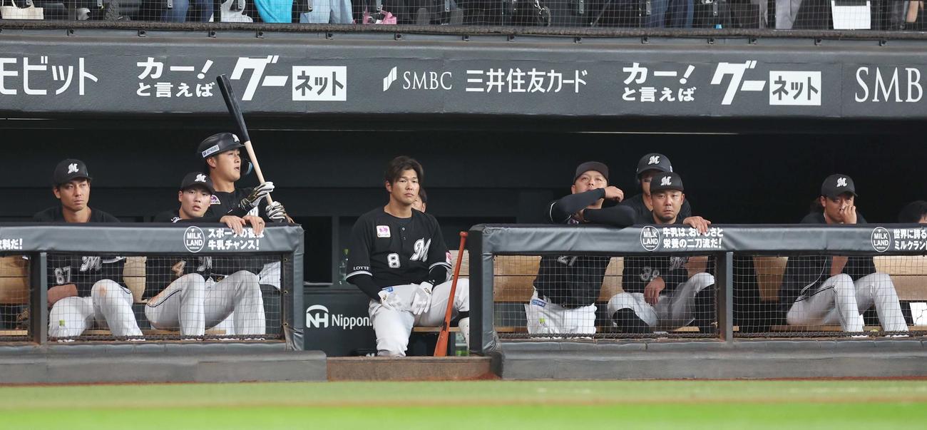 日本ハム対ロッテ　試合を見つめるロッテナイン（撮影・黒川智章）