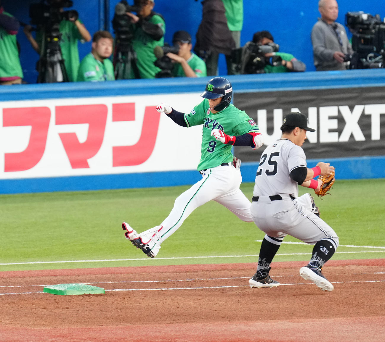 ヤクルト対巨人　1回裏ヤクルト無死、内野安打とするも負傷した塩見（左）。右は一塁手岡本和（撮影・江口和貴）