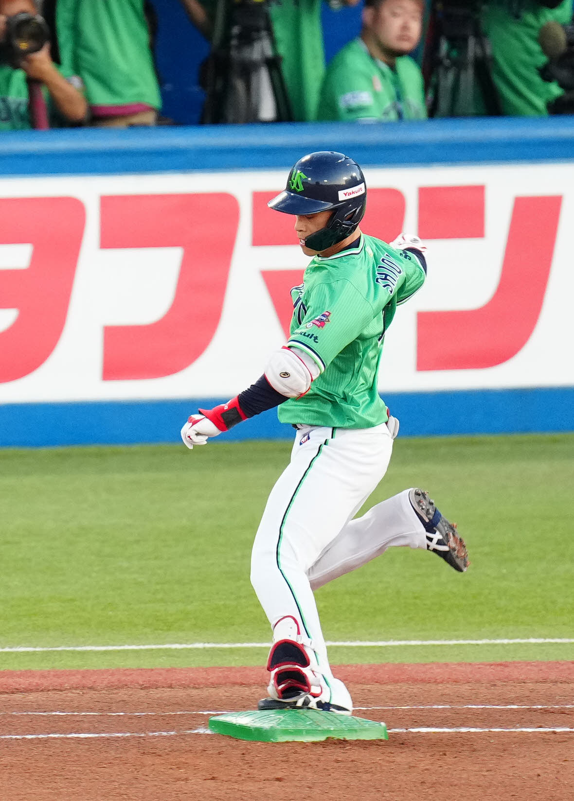 ヤクルト対巨人　1回裏ヤクルト無死、内野安打とするも負傷した塩見（撮影・江口和貴）