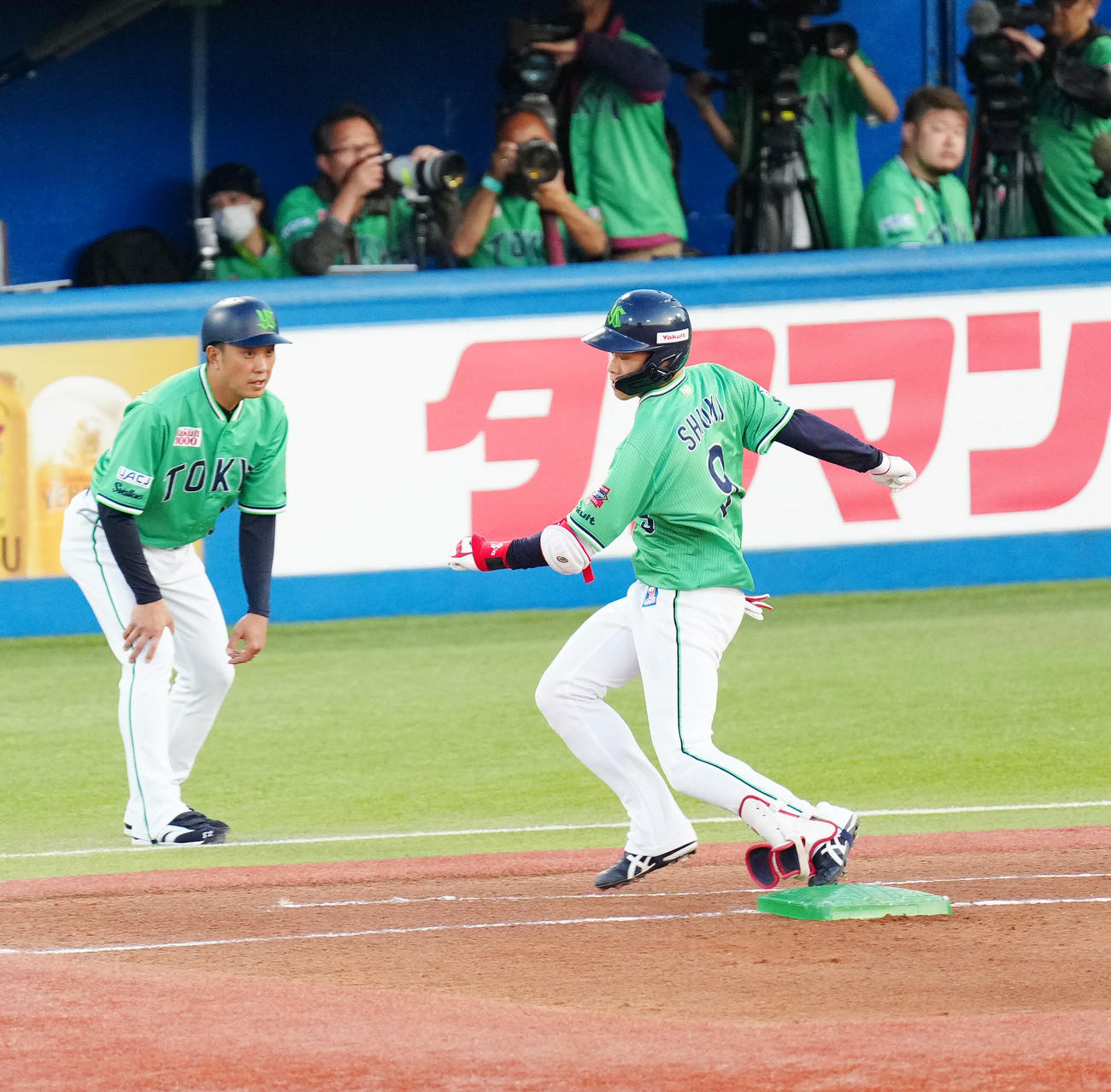 ヤクルト対巨人　1回裏ヤクルト無死、内野安打とするも負傷した塩見（撮影・江口和貴）