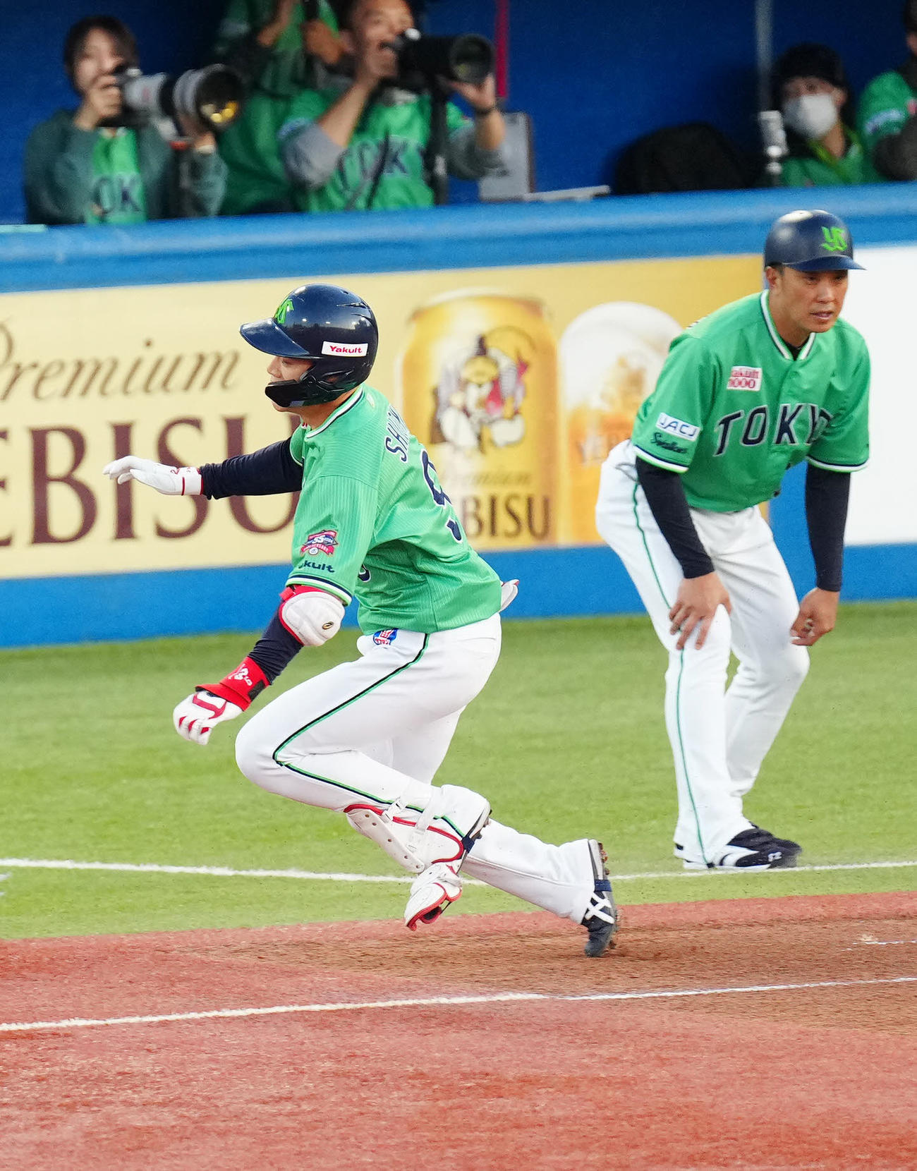 ヤクルト対巨人　1回裏ヤクルト無死、内野安打とするも負傷した塩見（撮影・江口和貴）