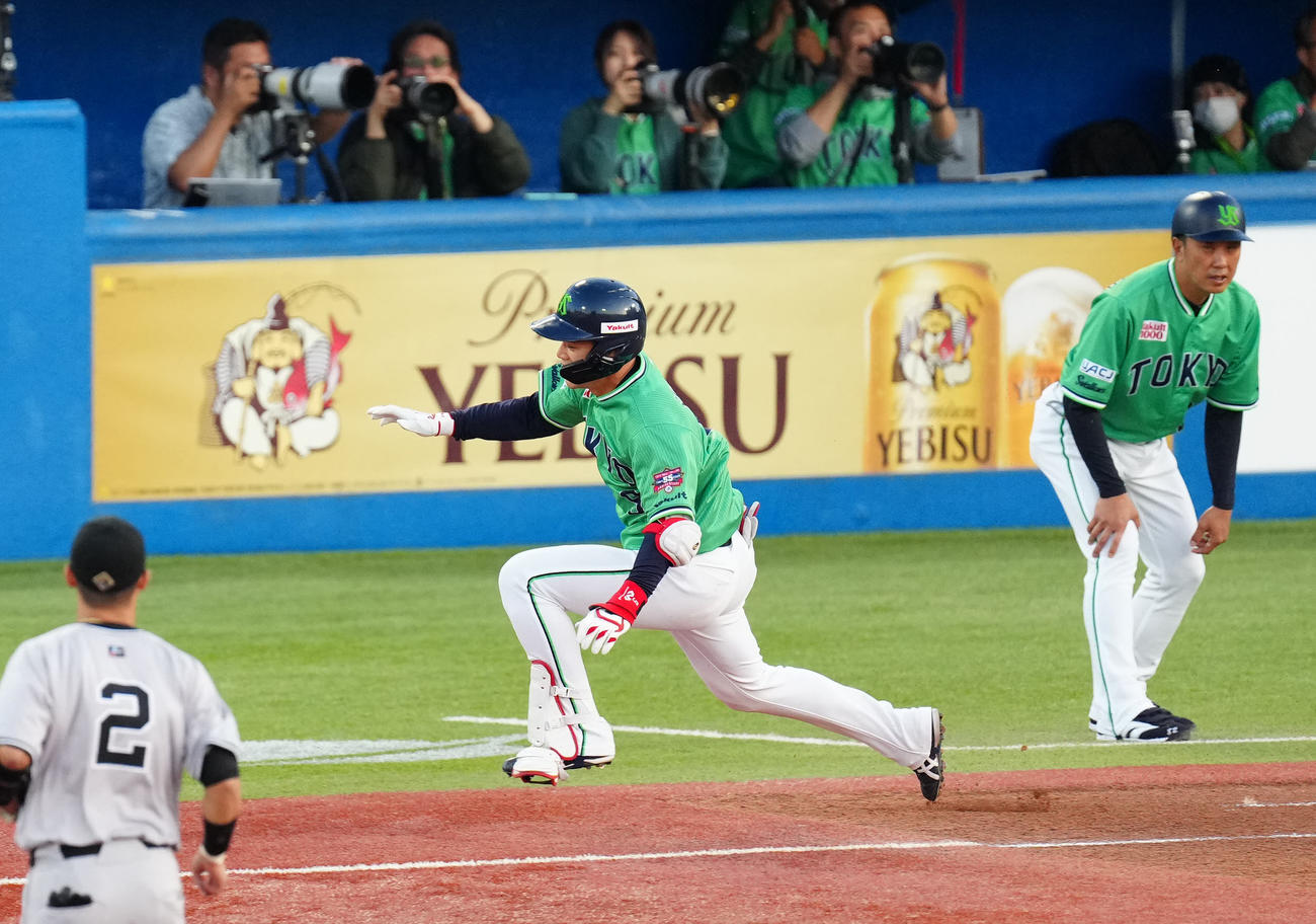 ヤクルト対巨人　1回裏ヤクルト無死、内野安打とするも負傷した塩見（撮影・江口和貴）