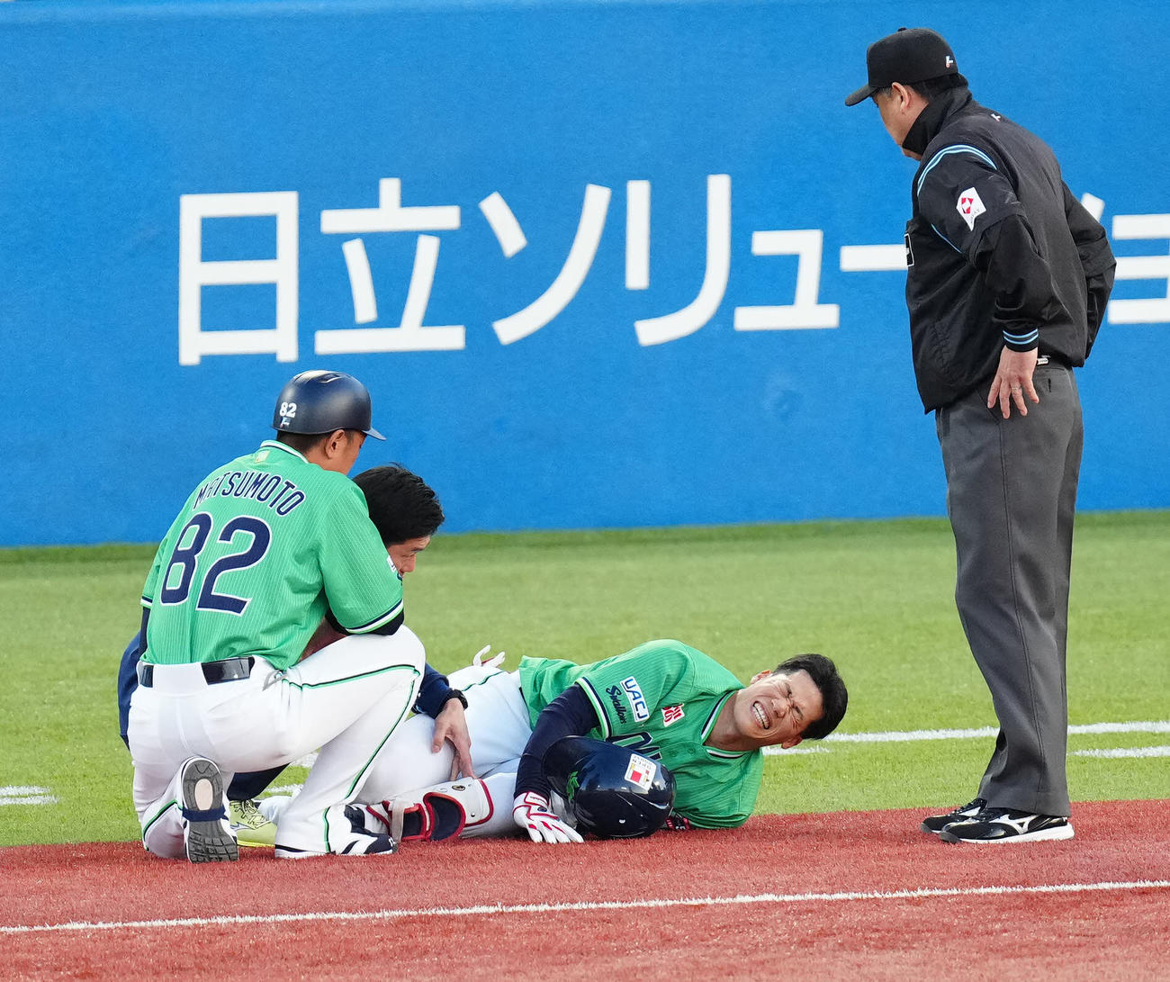 ヤクルト対巨人　1回裏ヤクルト無死、内野安打とするも負傷し厳しい表情の塩見（中央）（撮影・江口和貴）