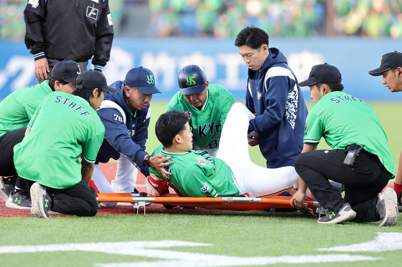 ヤクルト対巨人　1回表ヤクルト無死、塩見は内野安打を放つが負傷しタンカに乗せられる（撮影・鈴木正人）