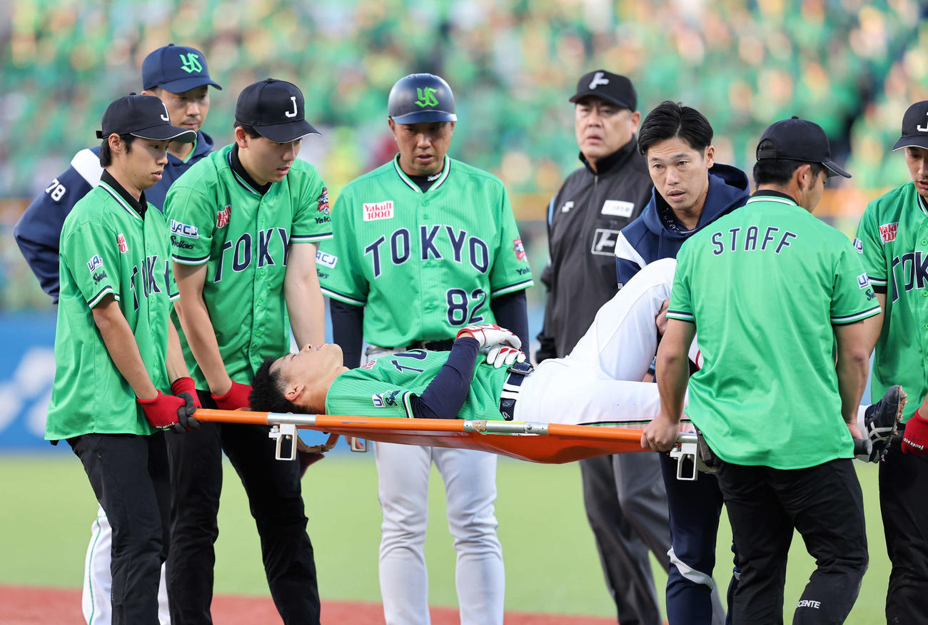 ヤクルト対巨人　1回表ヤクルト無死、塩見は内野安打を放つが負傷しタンカで運ばれる（撮影・鈴木正人）