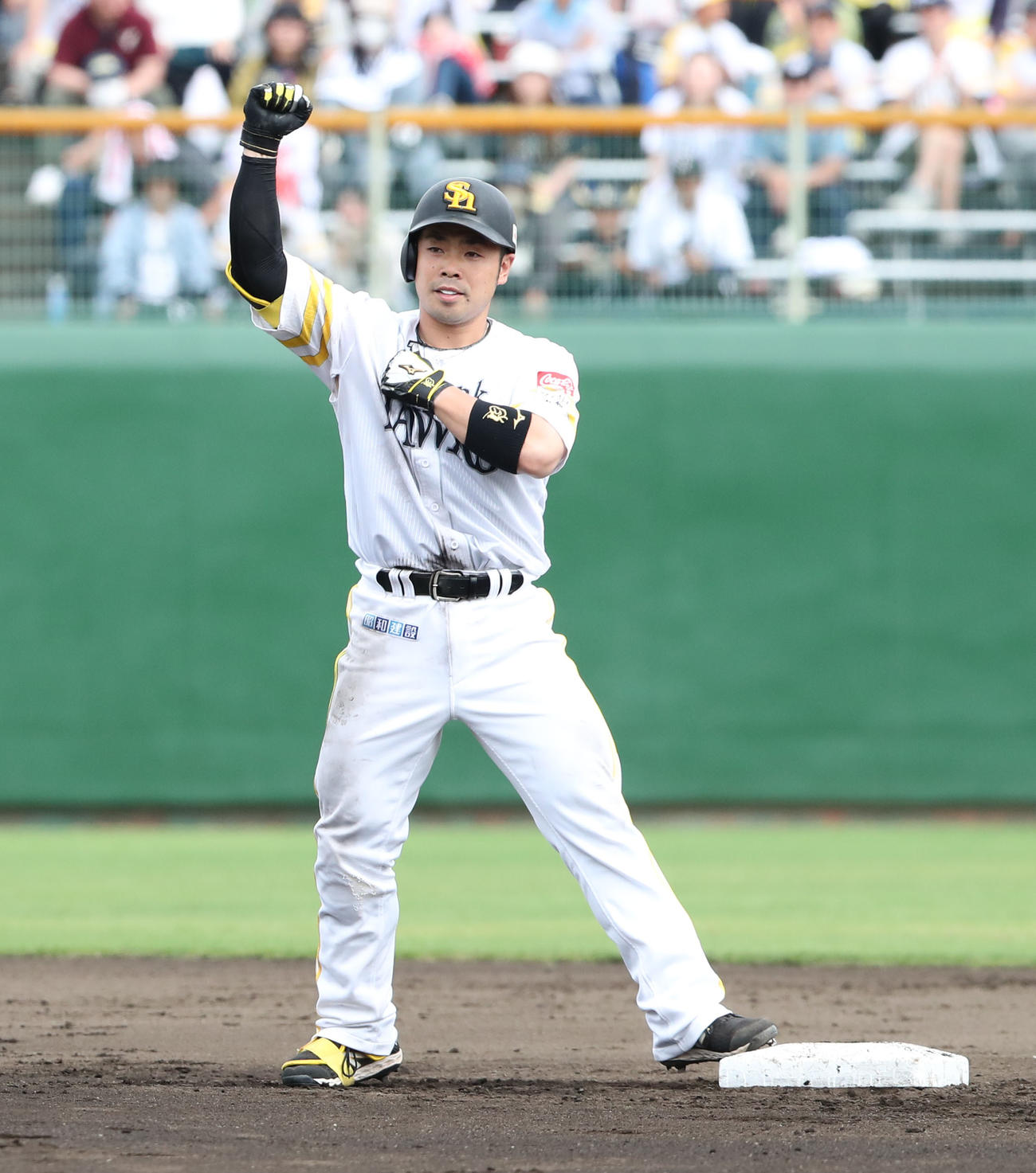 ソフトバンク対オリックス　6回裏ソフトバンク無死一、三塁、近藤は右翼線に勝ち越しとなる適時二塁打を放ちガッツポーズ（撮影・梅根麻紀）