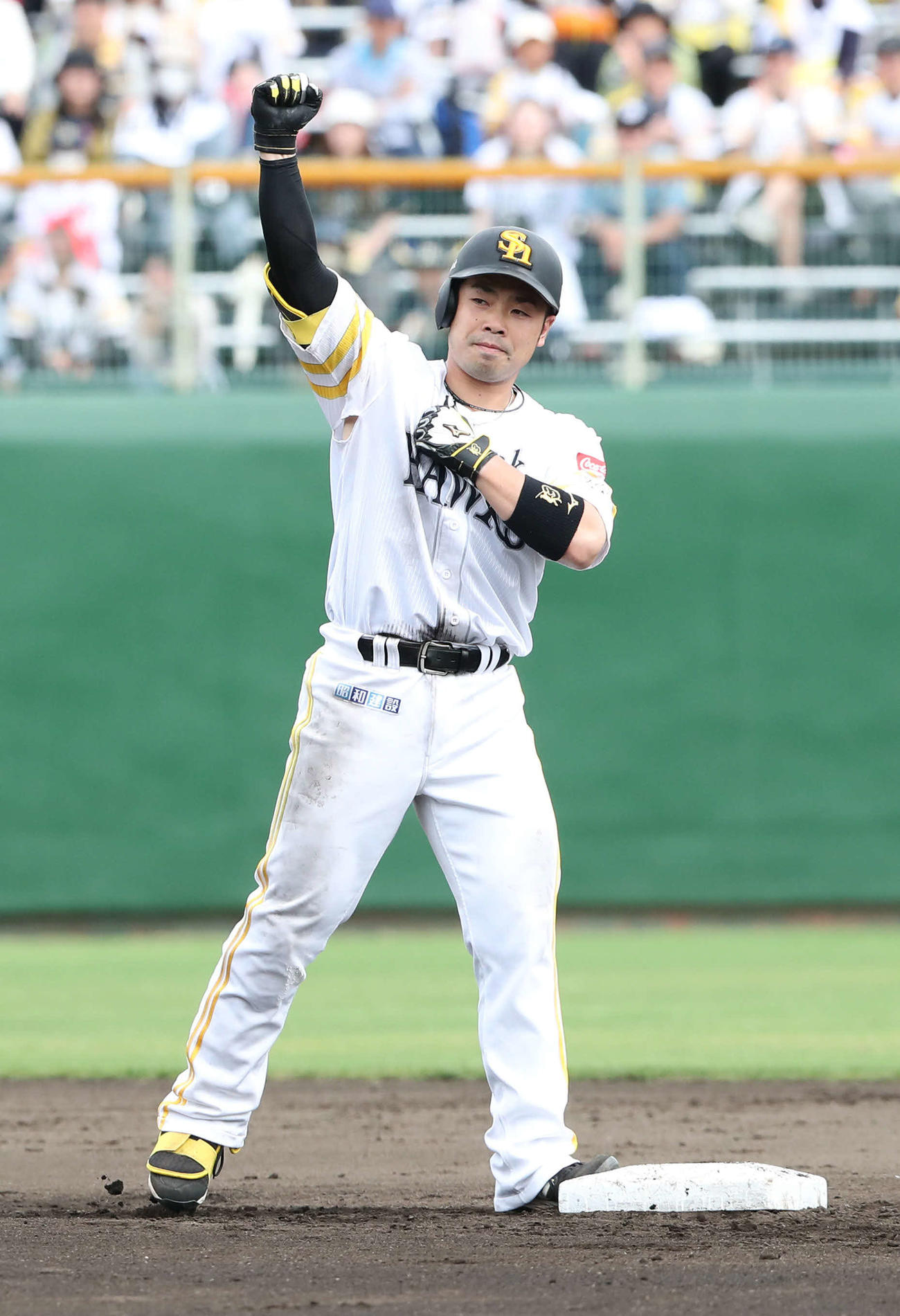 ソフトバンク対オリックス　6回裏ソフトバンク無死一、三塁、近藤は右翼線に勝ち越しの適時二塁打を放ちガッツポーズ（撮影・梅根麻紀）