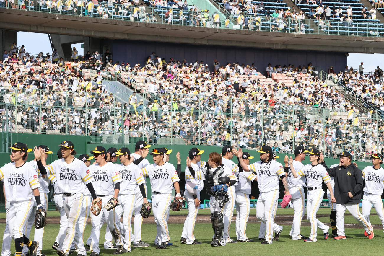 ソフトバンク対オリックス　5連勝のソフトバンクナインはベンチ前でハイタッチをかわす（撮影・梅根麻紀）