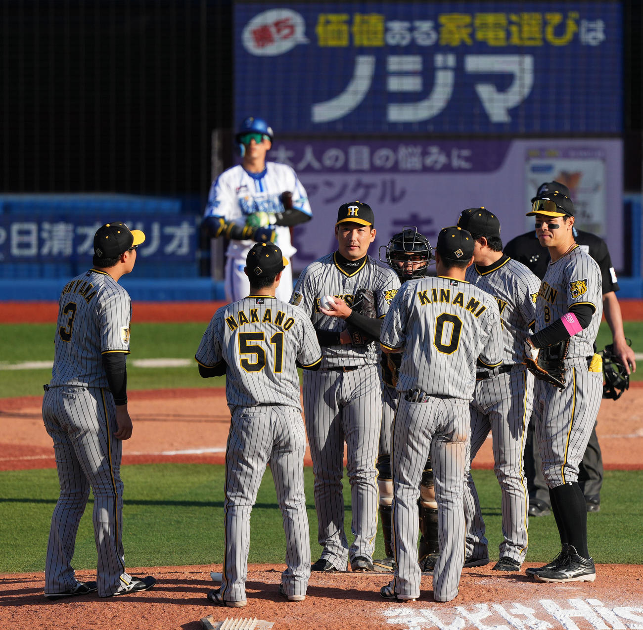 DeNA対阪神　8回裏DeNA1死一塁、蝦名に中越え2点本塁打を浴びた直後、マウンドに集まる阪神ナイン（撮影・横山健太）