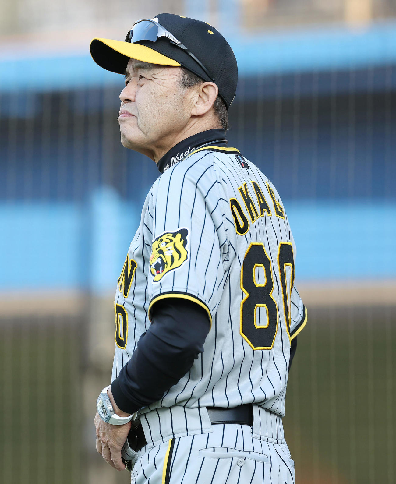 DeNA対阪神　8回裏DeNA2死、厳しい表情で投手交代を告げる岡田監督（撮影・前田充）