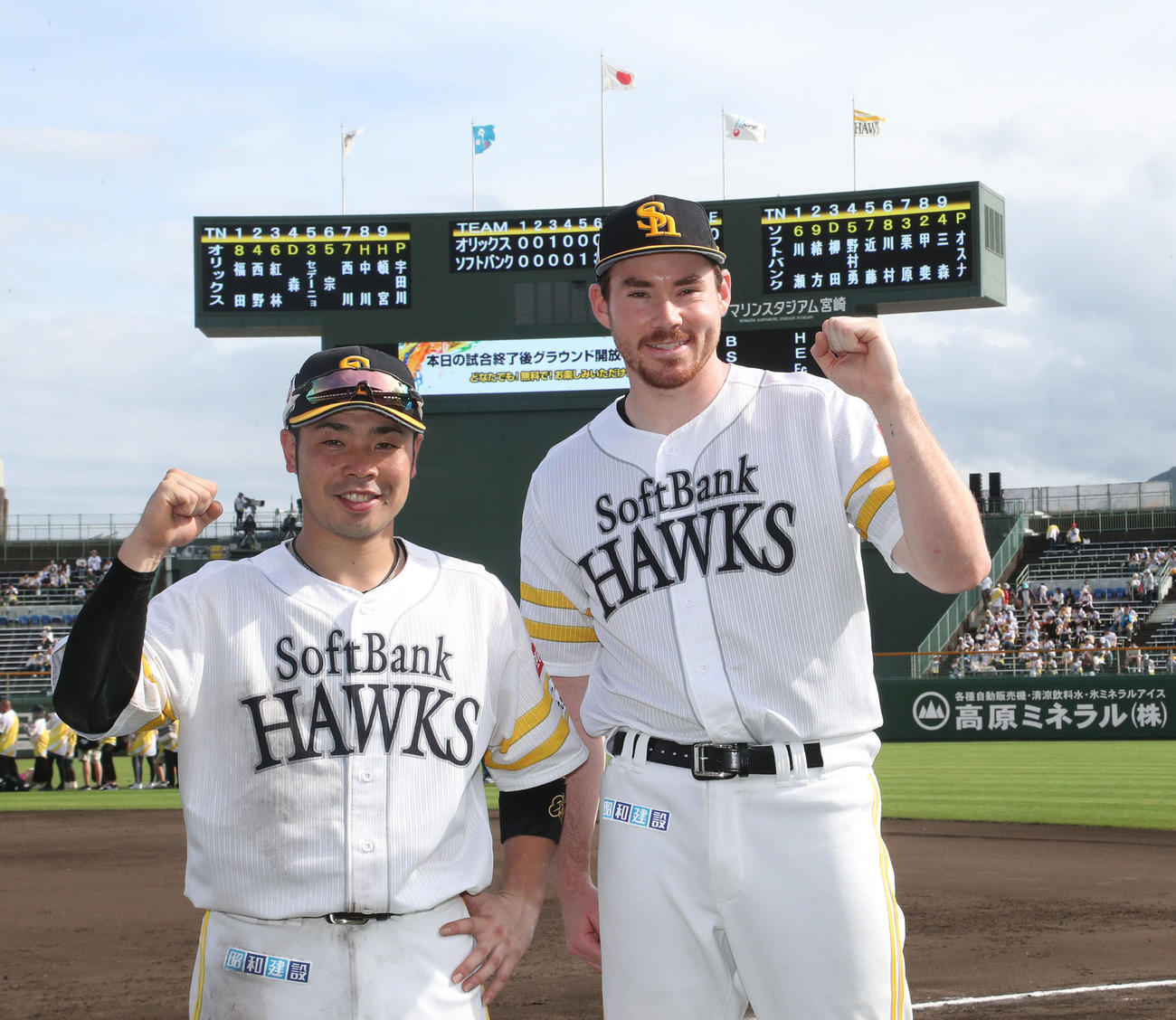 ソフトバンク対オリックス　ヒーローになった近藤（左）とスチュワートはガッツポーズ（撮影・梅根麻紀）