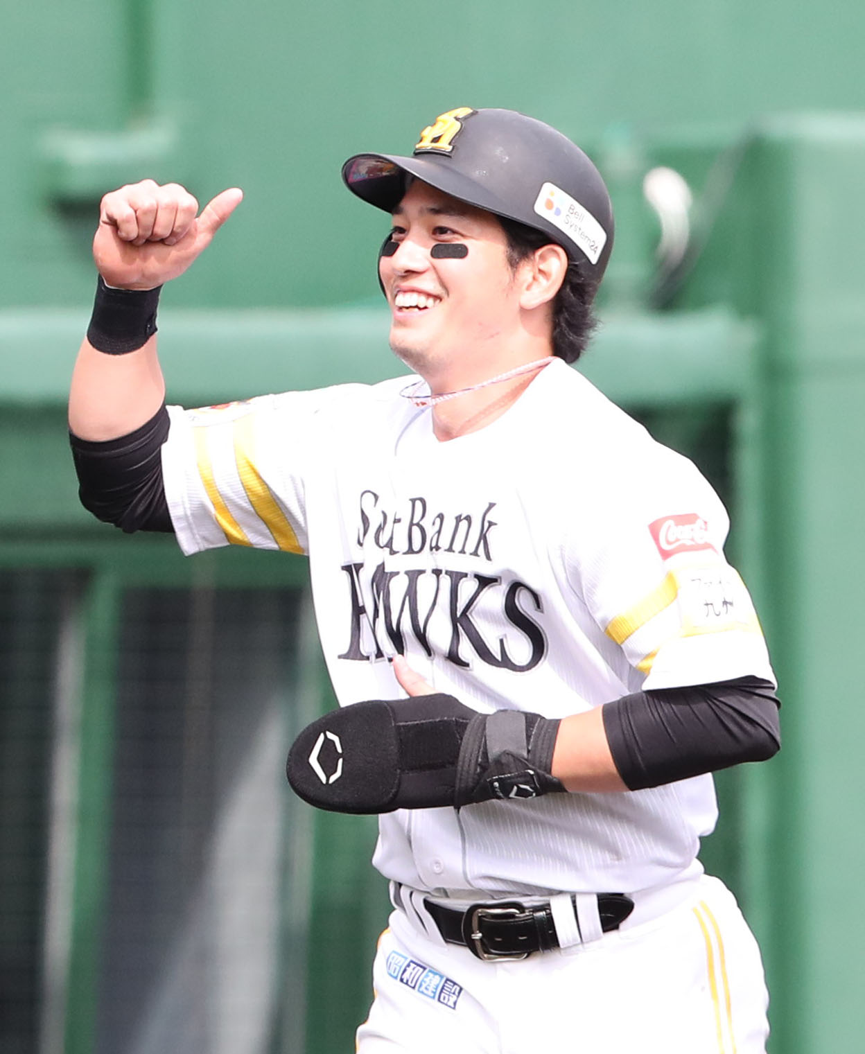 ソフトバンク対オリックス　6回に2点適時打放った栗原は笑顔でベンチに引きあげる（撮影・梅根麻紀）
