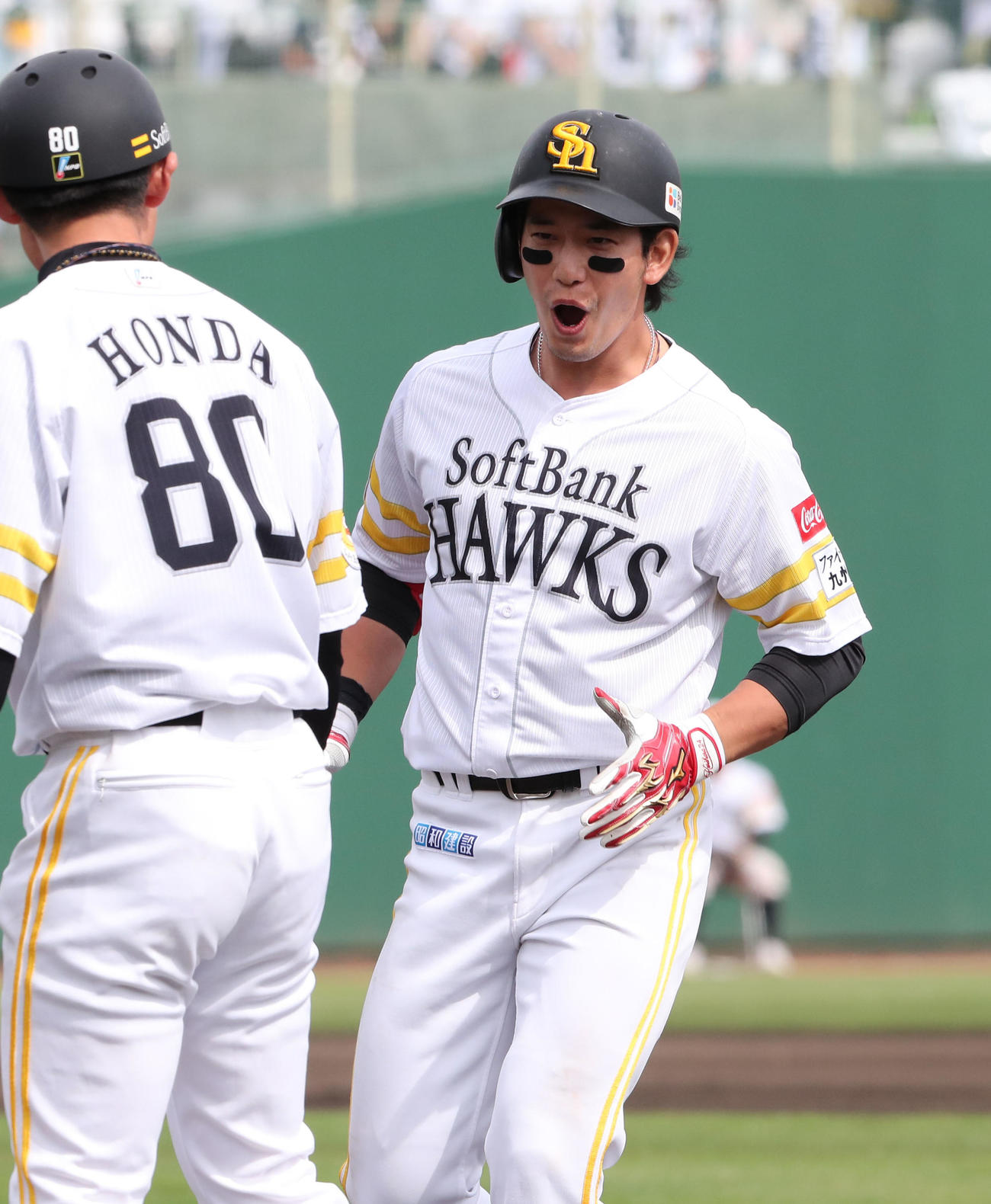 ソフトバンク対オリックス　6回裏ソフトバンク1死二、三塁、栗原は中前に2点適時打を放つ（撮影・梅根麻紀）