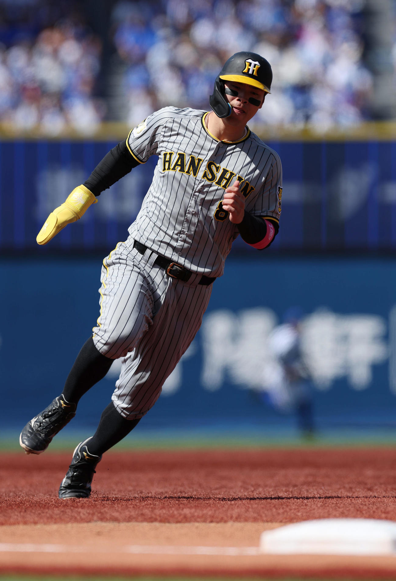 DeNA対阪神　2回表阪神1死一、二塁、木浪の適時打で本塁へ向かう二走佐藤輝（撮影・前田充）