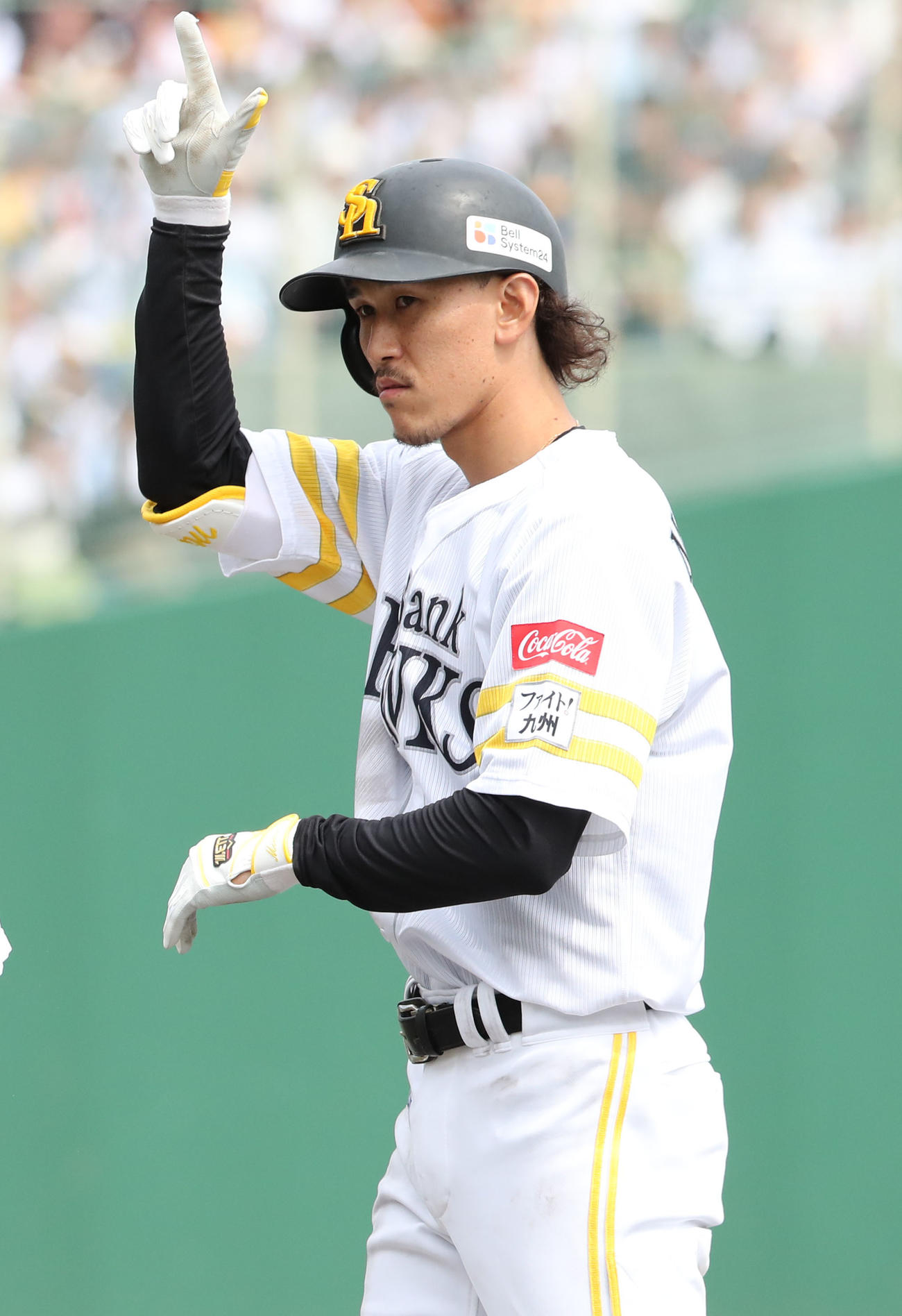 ソフトバンク対オリックス　5回裏ソフトバンク1死一、三塁、三森は右前に同点適時打を放つ、ナインにアピール（撮影・梅根麻紀）