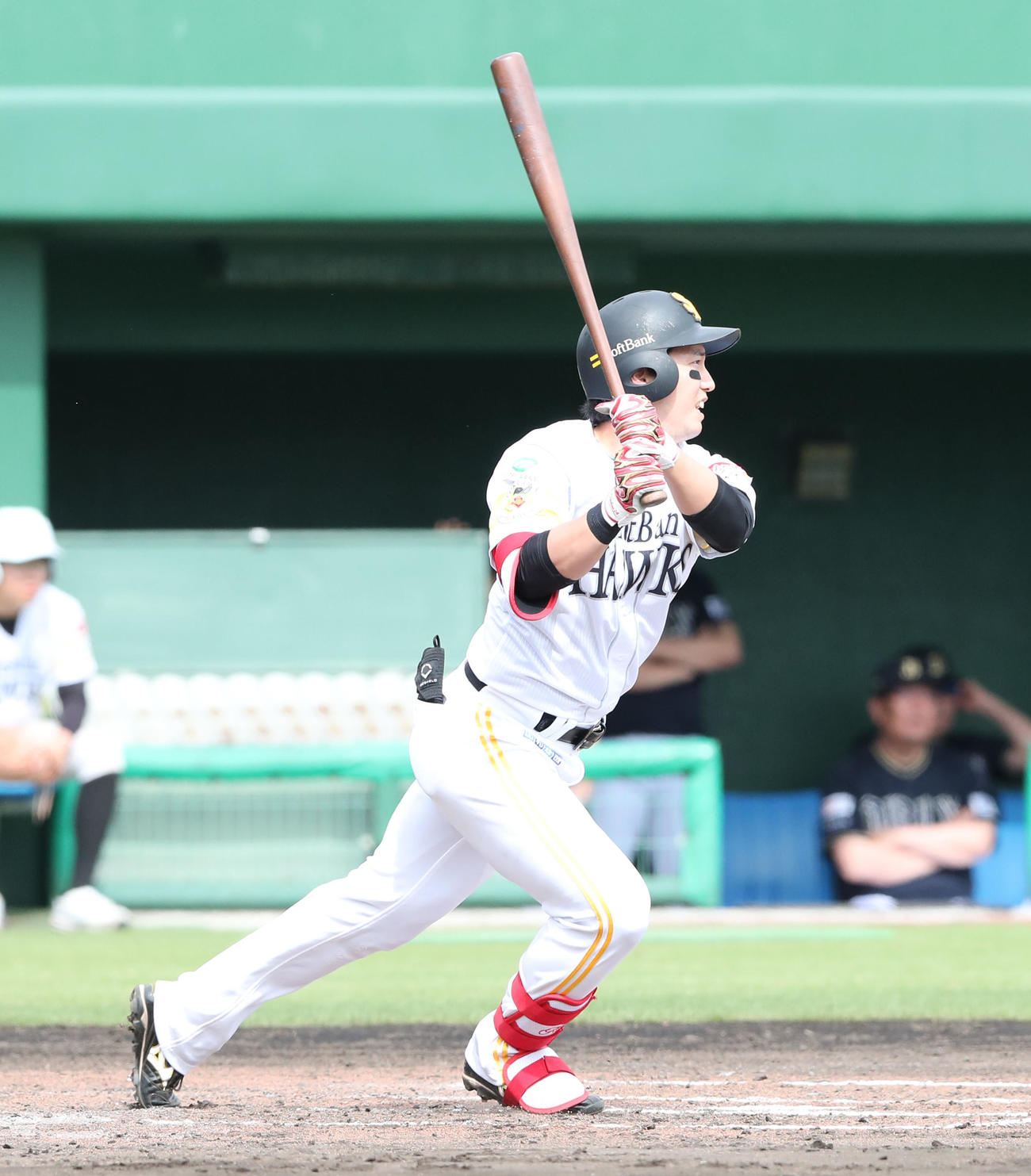 ソフトバンク対オリックス　6回裏ソフトバンク1死二、三塁、栗原は中前に2点適時打を放つ（撮影・梅根麻紀）